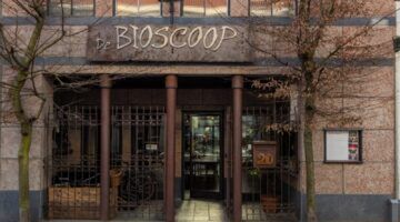 De voorkant van de oude bioscoop op Funda.