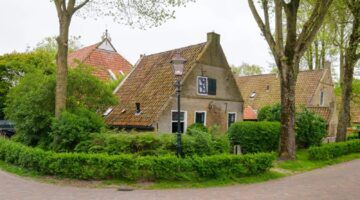 De voorzijde van de kluswoning op Ameland.