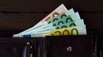 Geld in een portemonnee, dat economen vanaf 2028 moeten gaan betalen in Box 3.