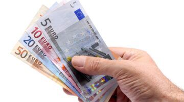 Cashgeld, wat sommige ouders meer krijgen door de nieuwe kindregeling van het kabinet.