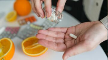 Iemand met griep die wat medicijnen lijkt te pakken