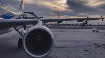 Vliegtuigmotor op een vliegbaan