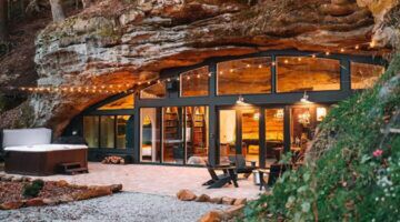 Voordeur van de grot woning