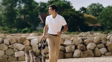 Een man in een witte polo