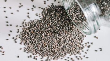 Een potje met chiazaad dat omgevallen is