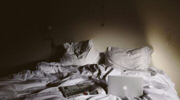 Een bed dat al een tijd niet verschoond is