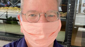 Een man met een mondkapje op