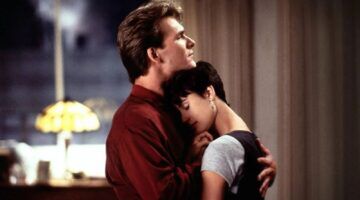 Een man en vrouw die knuffelen