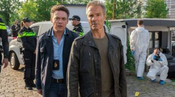 Twee mannen die staan bij een politieonderzoek