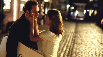 Een man en vrouw die verliefd naar elkaar kijken