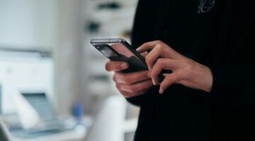 Een man met een telefoon in zijn hand