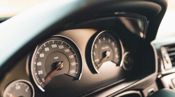 elke kilometer staat op het dashboad