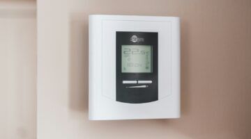 Een thermostaat, die bij veel mensen lager staat wegens de hogere prijzen voor gas en stroom door de situatie in het Midden-Oosten.