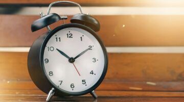 Een klok die staat ingesteld op de zomertijd, wat effect heeft op de energierekening.