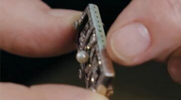 De broche die bij Tussen Kunst en Kitsch werd getaxeerd.