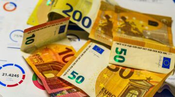 Geld, wat zzp'ers moeten betalen aan de verplichte AOV.