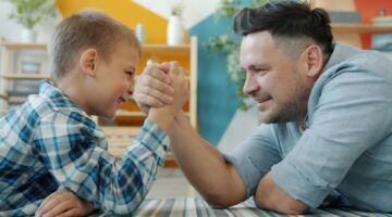 Hoeveel geld moet jouw partner verdienen als jij een &lsquo;stay-at-home-dad&rsquo; wil zijn?