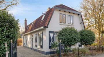 De voorzijde van de woning in Arnhem.