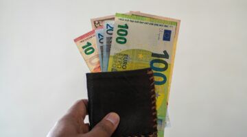 Cashgeld, wat je veel kan verdienen dankzij hoge salarissen in vacatures.