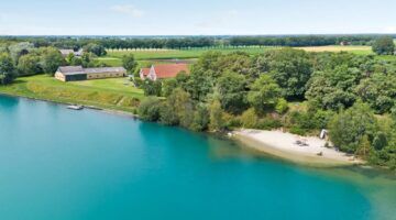 De vervallen woning en zijn priv&eacute;strand.