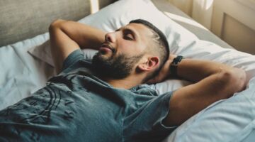 Man die aan het slapen is