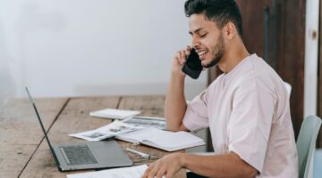Man druk aan het werk