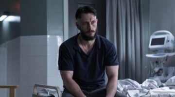 Ruben op een bed in het ziekenhuis in Half Man