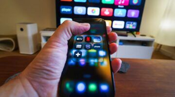 telefoon met de map met streamingsdiensten open