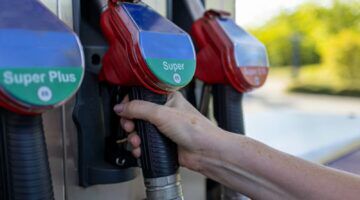 iemand wil de slang van de bezine pomp pakken o te tanken