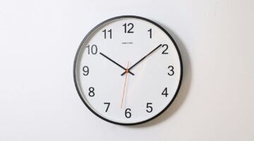 een klok aan de muur