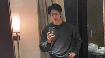 Een man die een foto in een spiegel maakt