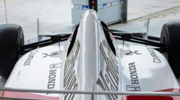 Een Formule 1-auto met sponsors