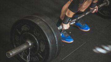 Een man die een gewicht gaat heffen