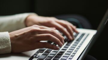 Iemand die op zijn computer typt