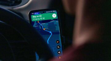 Een telefoon met Google Maps aan