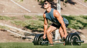 Een sterke man die deadlifts doet