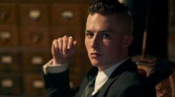 Een man die zit op een stoel