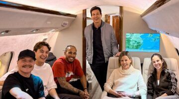 Een groepsfoto in een priv&eacute;jet