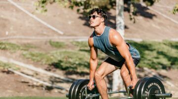 Een man die in de lente aan het sporten is