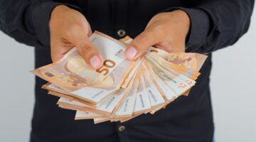 Een man die veel geld vasthoudt
