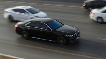 Een auto die rijdt over de snelweg