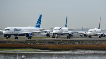 Vliegtuigen, waarin vluchten duurder zijn geworden door de situatie in het Midden-Oosten.