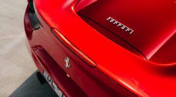 Een auto van Ferrari, het merk dat strenge regels hanteert.