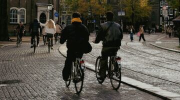 Fietsers in Nederland, waarvoor wellicht een helmplicht gaat gelden.