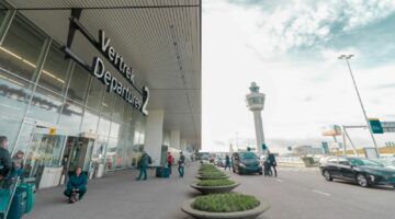Schiphol, alwaar parkeren erg duur is.