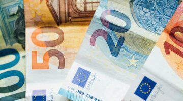 Geld, dat krijgen jongeren straks meer als het minimumjeugdloon omhoog gaat.