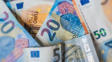 Geld, wat veel mensen te veel betalen voor hun internet.