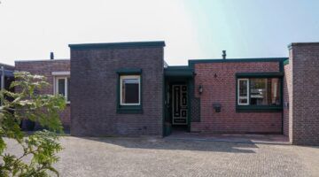 De Funda-woning die een interieur van hout heeft.