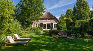 De woning op een enorm perceel.