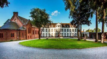 De voorzijde van het landhuis op Funda.